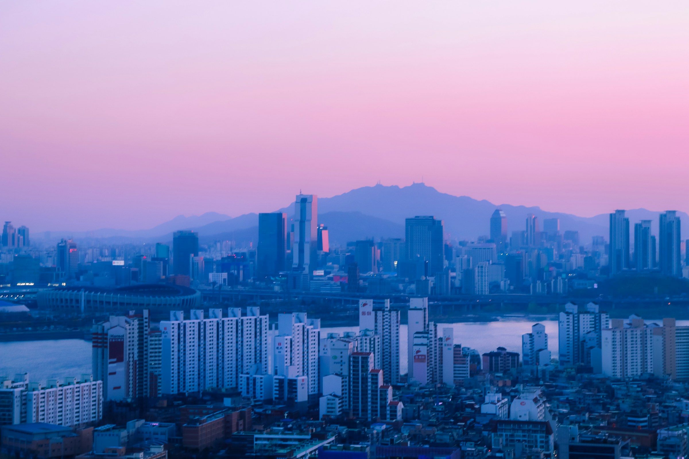 한강과 서울 도심의 아파트·빌딩 전경
